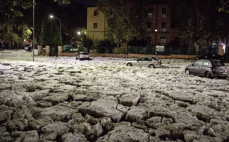 Fél méternyi jég gyűlt össze az utcán: apokaliptikus időjárás Rómában. Hihetetlen fotók!