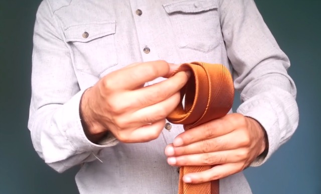 Ezzel a módszerrel 10 másodperc alatt megkötheted a nyakkendőd! – VIDEÓ