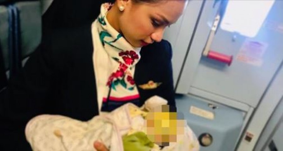 Megszoptatta az utas kisbabáját a stewardess