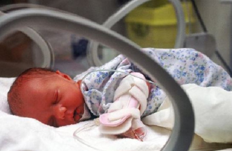 Kecskeméti kórház inkubátorában hagyták magára a kisbabát!