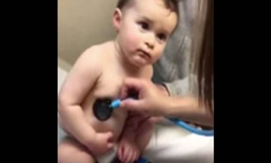 Vizsgálni kezdi a doktornő a 9 hónapos babát. Senki nem számított erre a reakcióra!