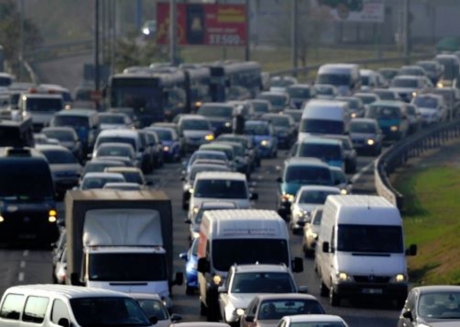 Rendkívüli hír: több autó rohant egymásba Budapesten. Hatalmas dugó!