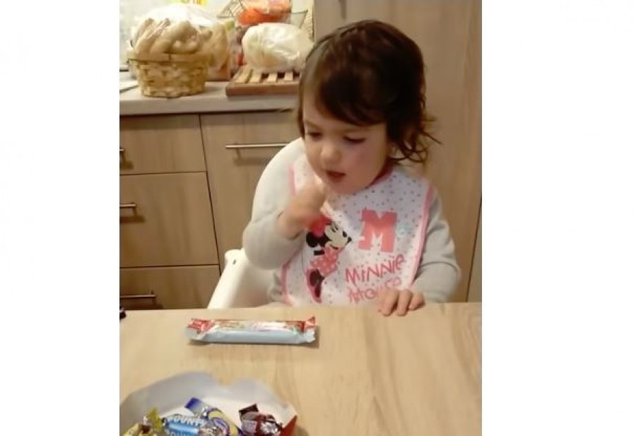 Magyar kislány az internet új sztárja! Nem hiszel a szemednek mit kér a kislány a finom csokik helyett!