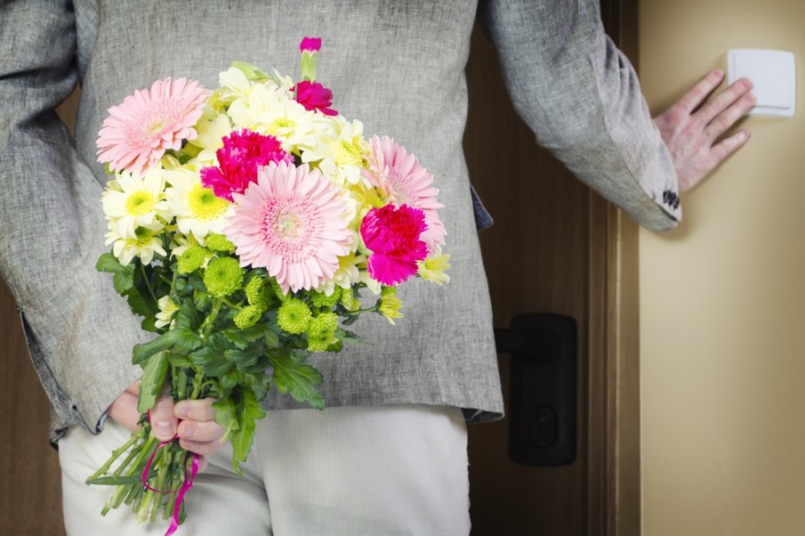A férje halála után 7 hónappal valaki csönget az ajtón egy csokor virággal