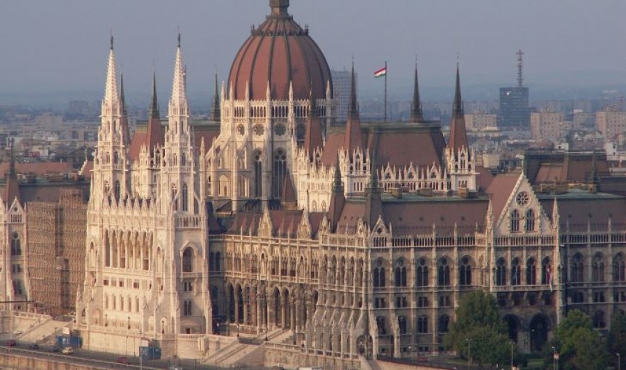 Folyamatosan zúg a sziréna a magyar parlamentben