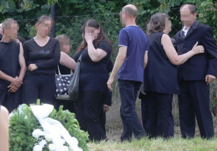 Földi pokol: a meggyilkolt Adrienn családja a temetőben állított fát