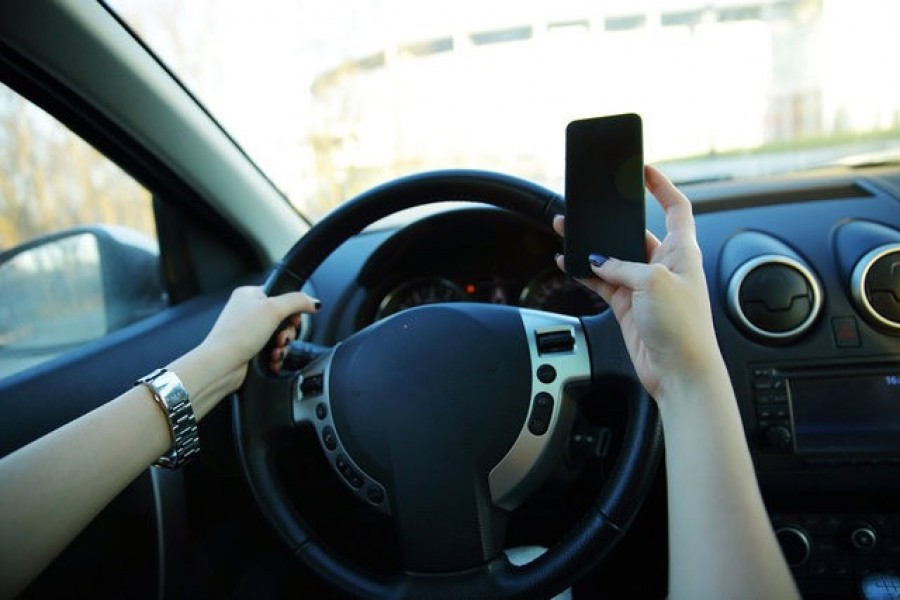 2019. január 1-től 30 napra elveszik a jogosítványát annak az autósnak, aki mobilt tart a kezében