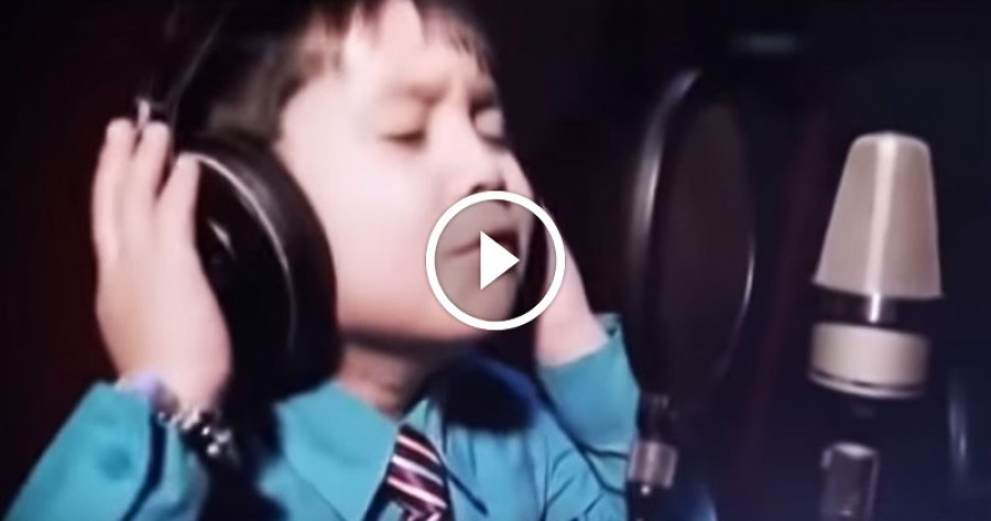 Ahogy ez a 4 éves kisfiú énekli az „I will always love you”-t, az egyszerűen elképesztő