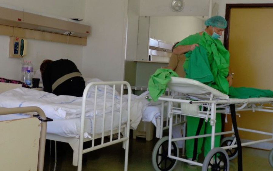 8 órát várt meztelenül a műtétre egy budapesti kórházban, majd hazaküldték