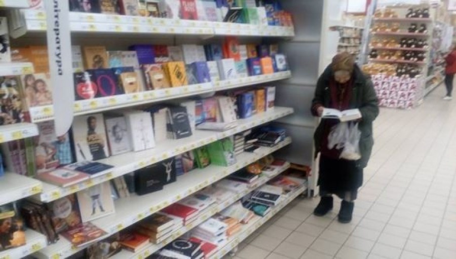 Ez a néni 15 éven keresztül járt olvasgatni az áruházba