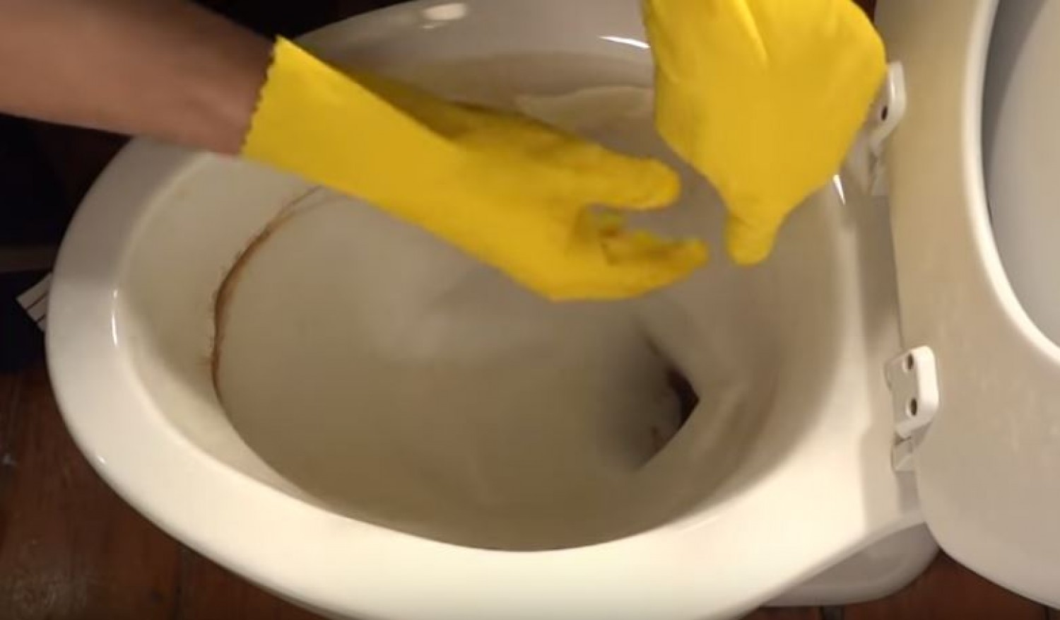 Egy üveg ecetet öntött a vécécsészébe, feltett pár ecettel átitatott papírtörlőt. Bámulatos eredmény már pár perc múlva! (videó)