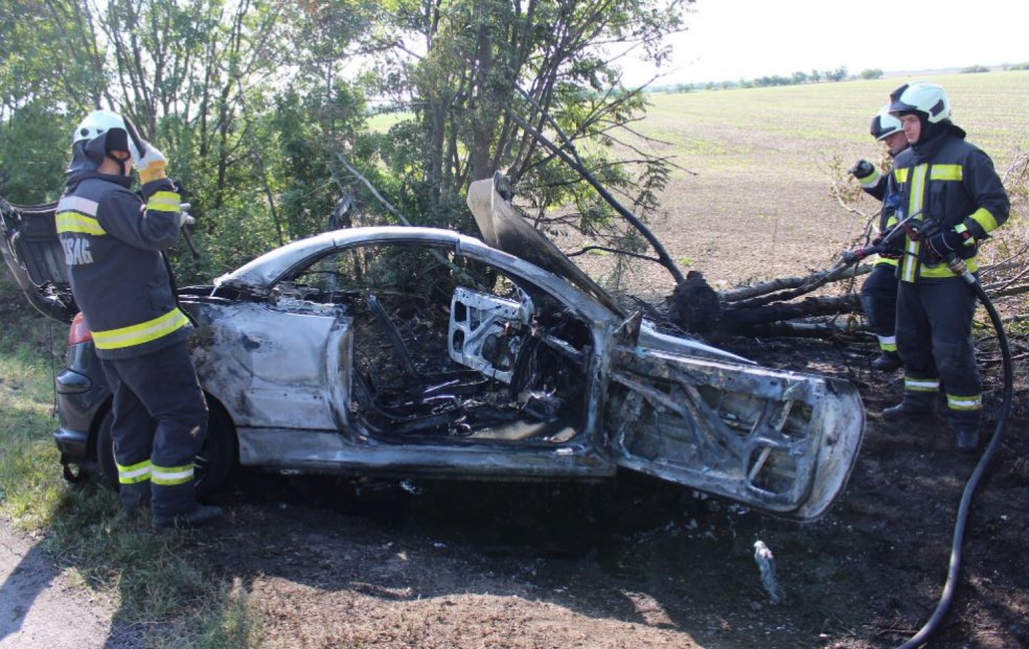 Eger felé tartott a násznép, amikor szörnyű baleset történt, az egyik koszorúslány ült az autóban - helyszíni fotók