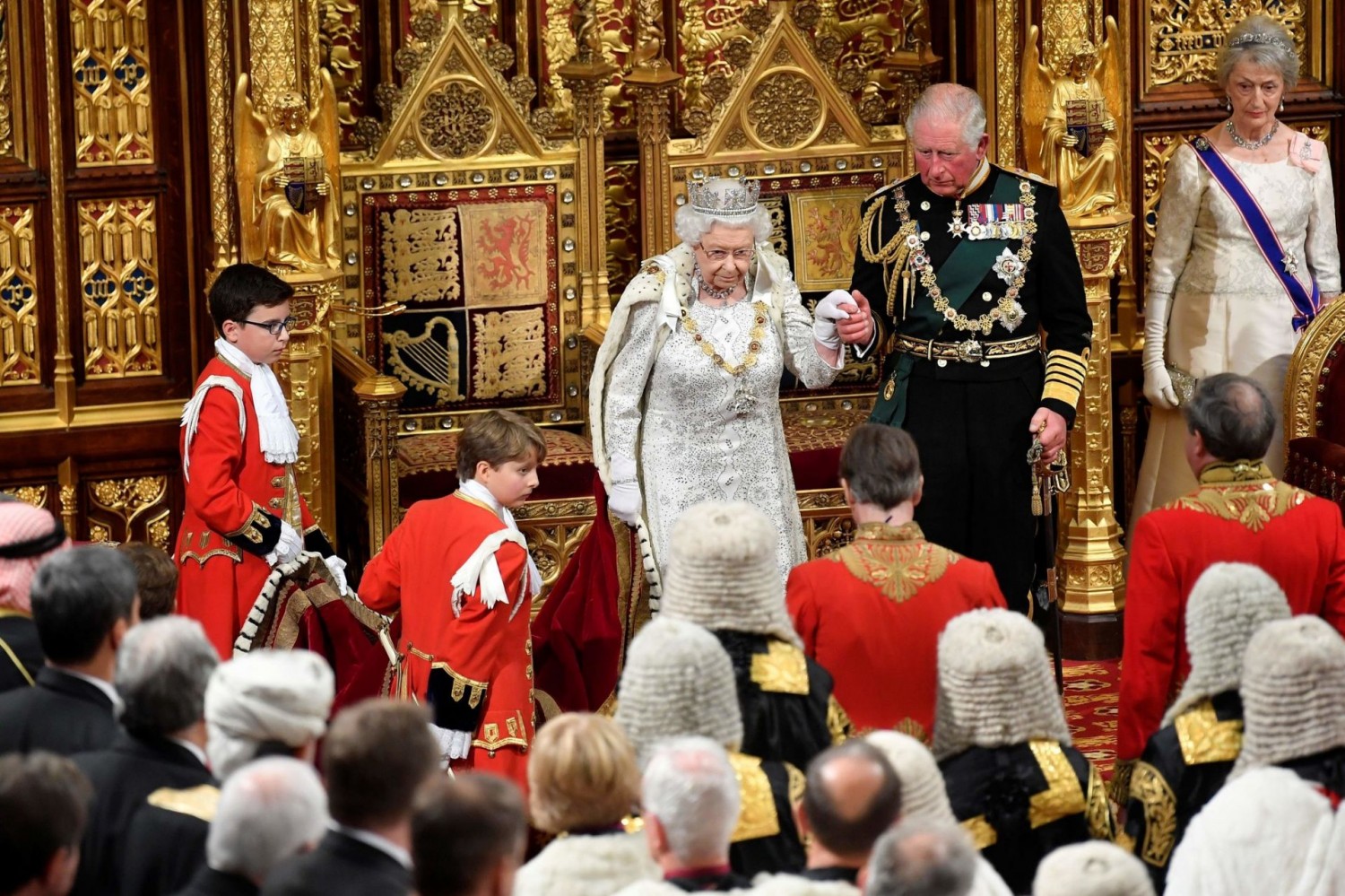 A királyi családot is utolérte a baj: koronavírusos a brit trónörökös!