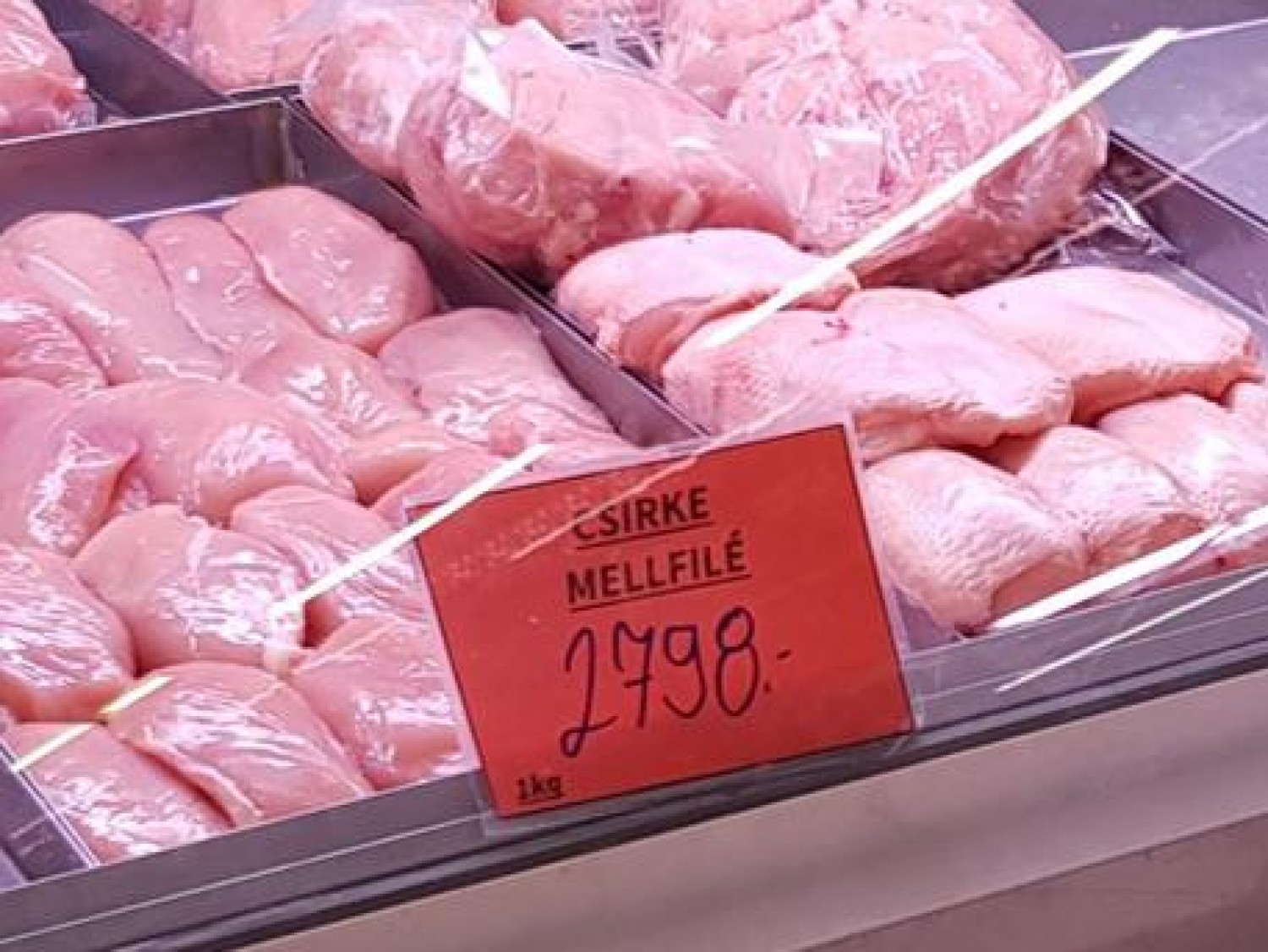 Megbüntették a piaci árust, aki drágán kínálta a csirkehúst. Na de ennyire?