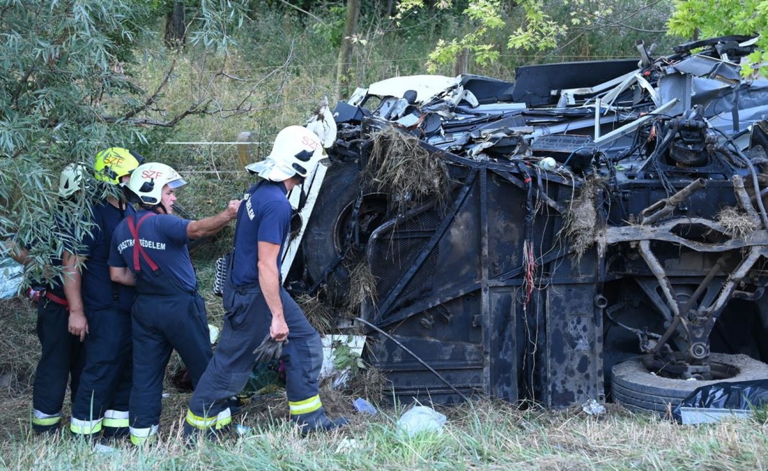 TRAGIKUS BALESET: Felborult egy busz az M7-esen, nyolcan vesztették életüket