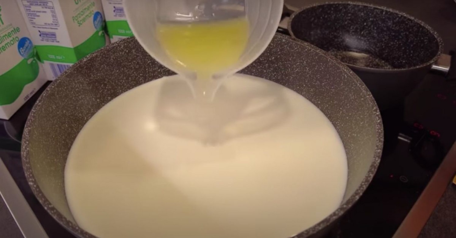 A legegyszerűbb sajtkészítés: Önts citromlevet a forró tejbe!