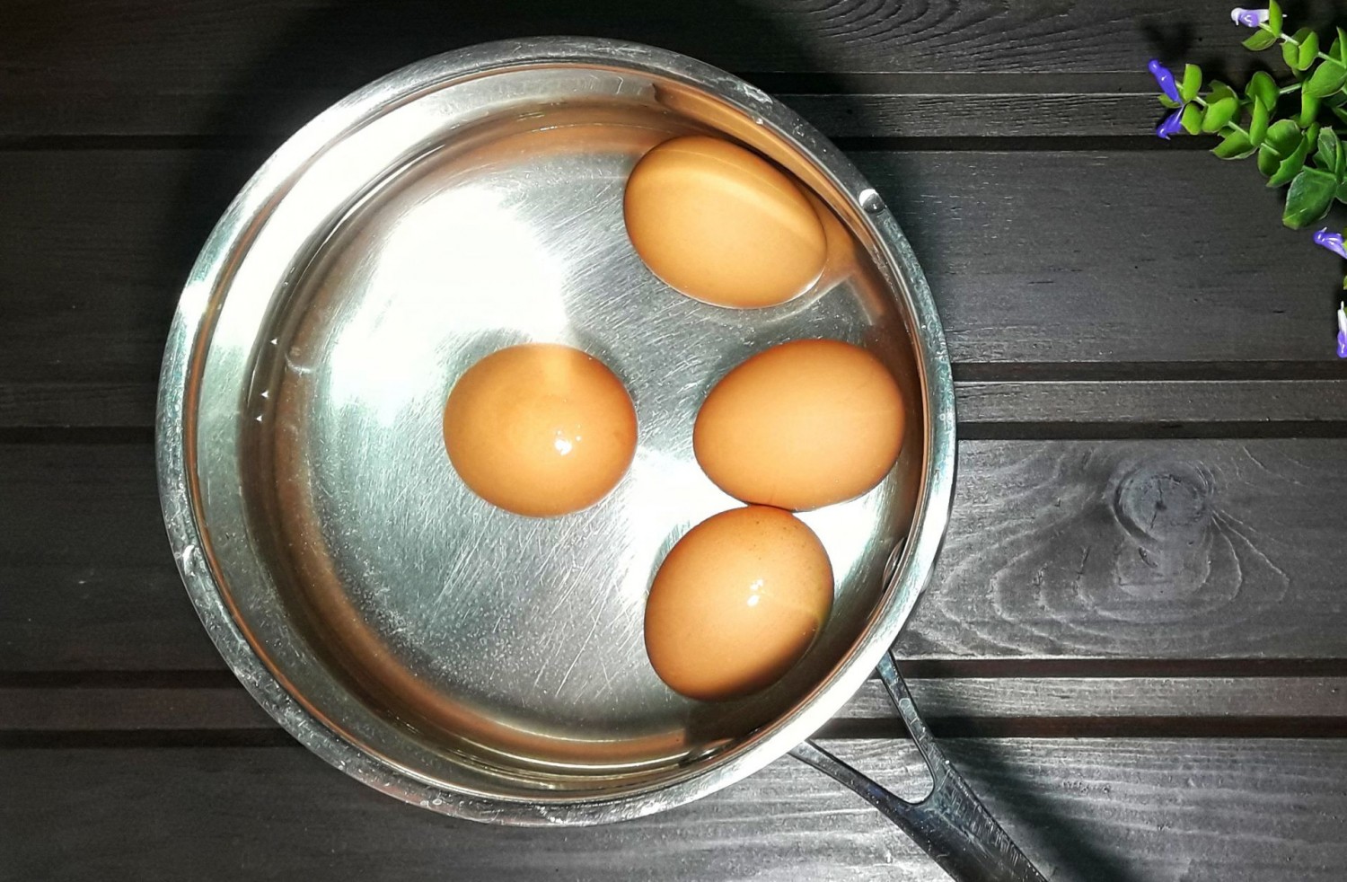 Egy hasznos tipp: tegyél szódabikarbónát a tojások főzővizébe