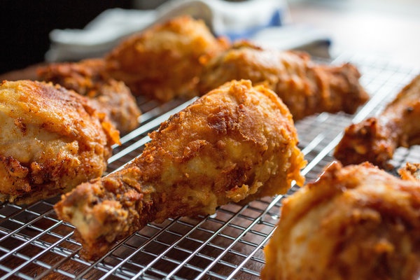 Tudni akarod, hogy mitől olyan ízletes és ropogós a gyorséttermi sült csirke? Készíts te is ilyen panírt!
