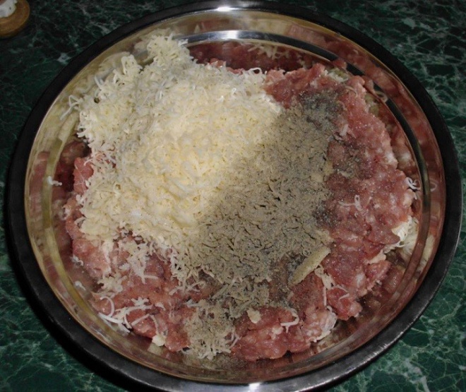 Hogy lesz a darált húsból finom rántott szelet? Mutatjuk a képeket lépésről lépésre!