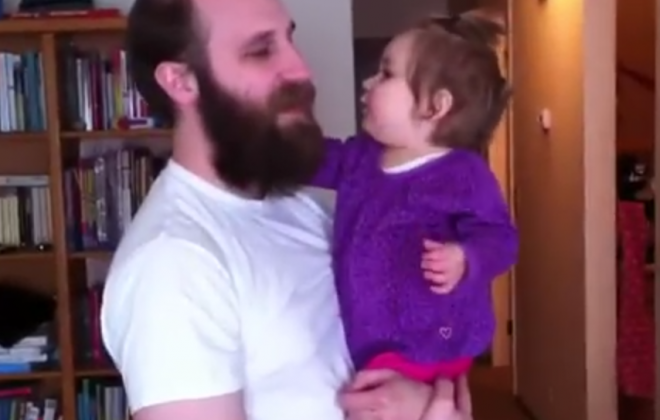 Nézd meg, hogyan reagál egy kisgyerek, ha meglátja az apját szakáll nélkül?