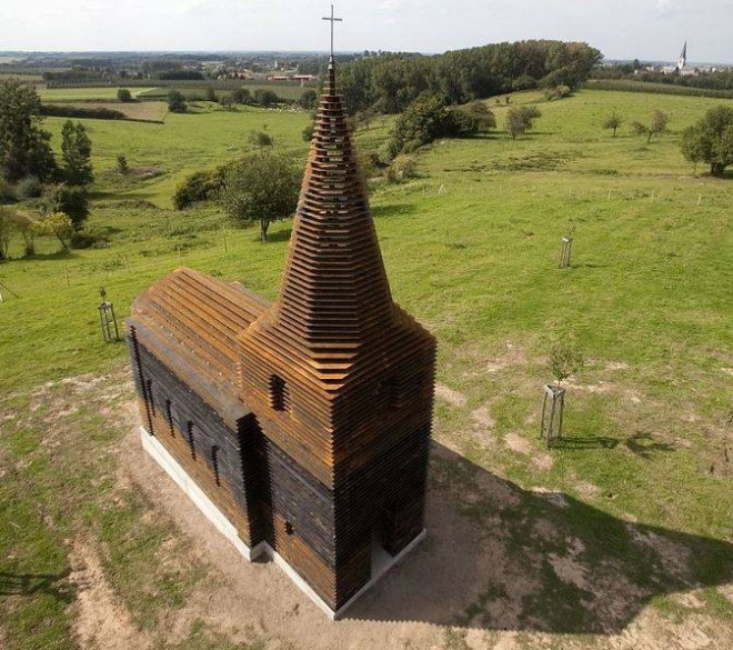 Első ránézésre hétköznapi templomnak tűnik, DE NEM AZ! A világ minden tájáról zarándokolnak a különleges belga templomhoz