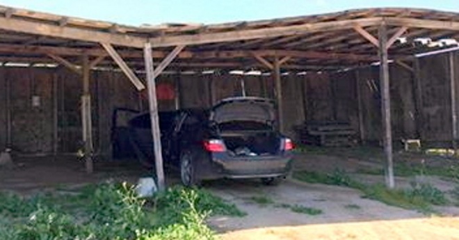 A férfinek valami azt súgta, hogy gyanús a düledező tető alatt álló autó