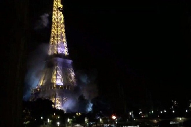 A párizsi Eiffel torony is lángokban?