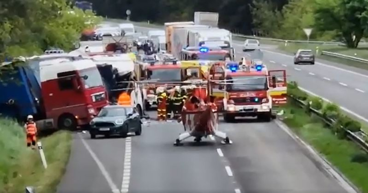 Most érkezett: Balesetet szenvedett egy magyar autóbusz!