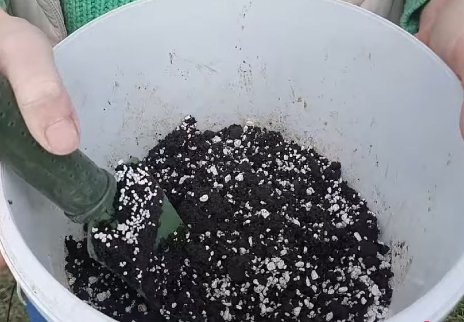 Így készíts palántaföldet házilag