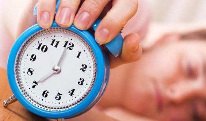 Alig 4 órát alszik naponta, de teljesen kipihent és egészséges. A szakemberek is elismerik a többfázisos alvás eredményességét.