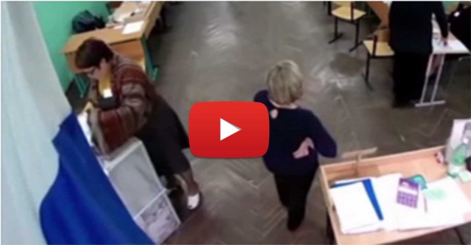 MEGDÖBBENTŐ - Lebukott egy hivatalnok, aki szavazólapokat tömködött az urnába! VIDEÓVAL!