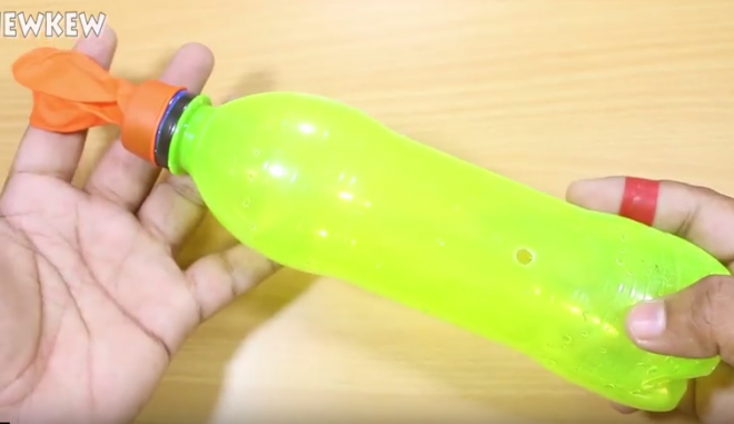 Megmutatjuk, hogy tudsz lufit fújni egy közönséges műanyag palack segítségével. Így készíts saját pumpát!