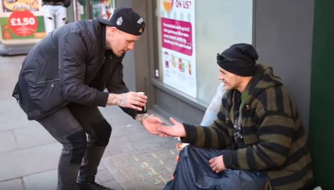A bolt előtt ücsörgő hajléktalanhoz odalépett egy férfi, és adott neki egy doboz kólát...