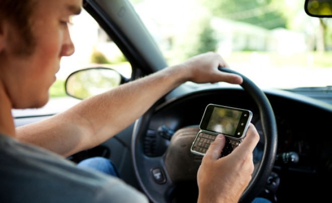 Tilos lesz mindenfajta mobiltelefon használat a járművezetők számára?