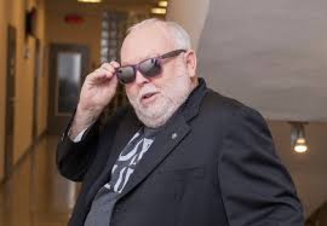 Magyarázkodik a Telekom Andy Vajna csatornái miatt!