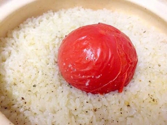 A kínaiak egy paradicsomot tesznek a rizsre, mielőtt elkezdenék főzni! HASZNOS PRAKTIKA!