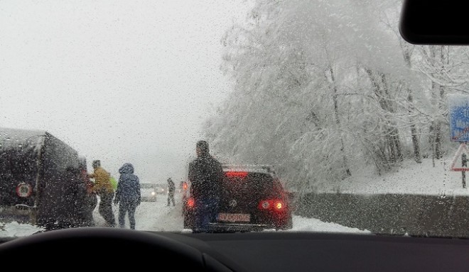 FELHÍVÁS! Hóvihar, hatalmas havazás, kidőlt fák és közlekedési káosz!