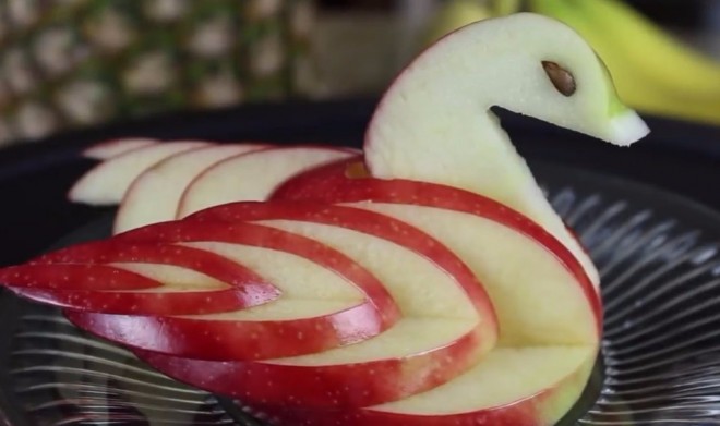 Így vágd fel az almát! Csodás formákat kapsz, ami a hidegtál, sajttál dísze lehet!