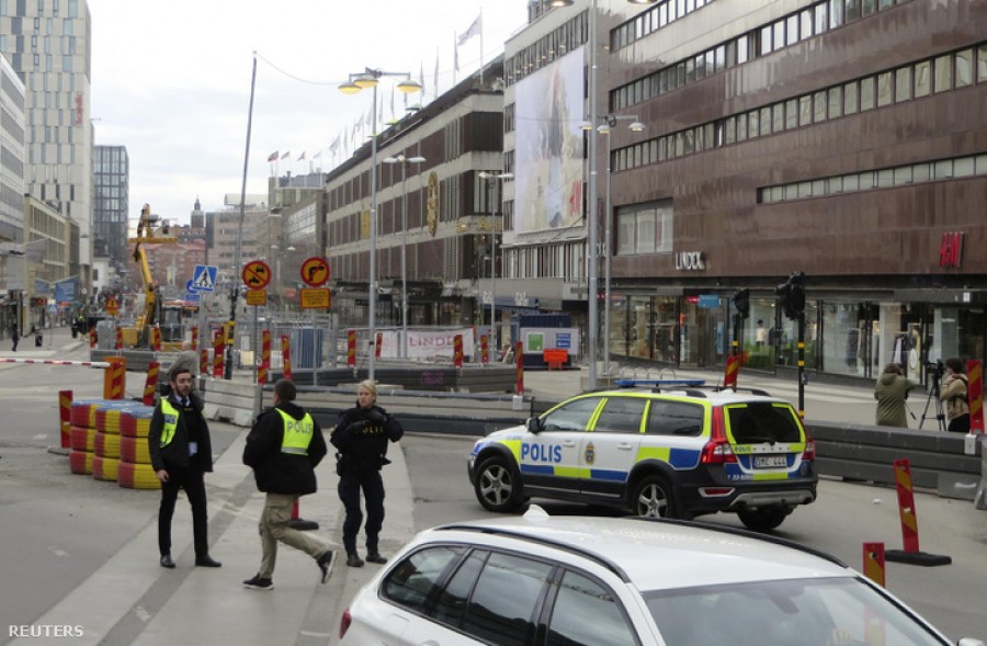 Szirénázó rendőrautó hajtott végig a városon, ahonnan hangosbeszélőn terrorcselekményre figyelmeztették az embereket