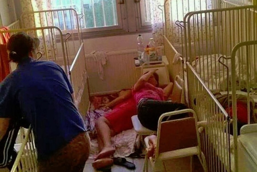 Így fekszenek az anyukák a beteg gyerekek ágya mellett