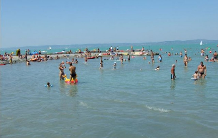 Ennyiért fürödhetsz idén a Balatonban. Már alig van pár szabadstand!