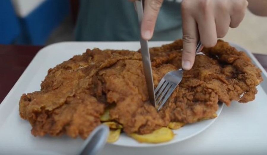 Egy magyar étterem, ahol akkora egy rántott szelet, hogy lelóg a tányérról. Ezt látni kell!
