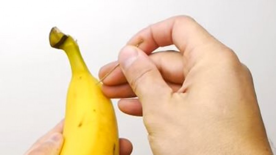 Így tudsz 7 tűszúrással felszeletelni egy banánt!