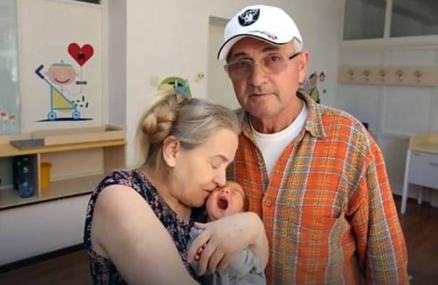 60 évesen szülte meg első gyerekét a nő, de a férje még aznap eldöntötte, elhagyja őket
