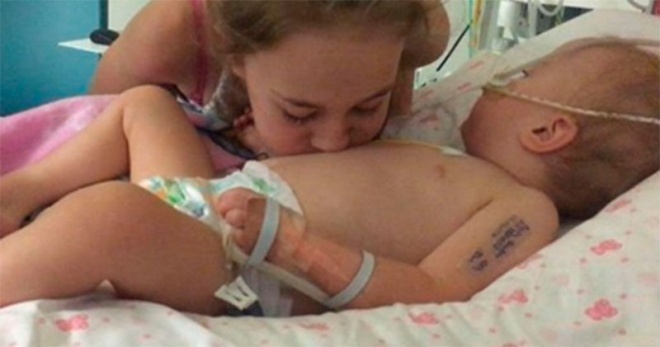 A kislány haspuszit adott haldokló kishúgának a kórházban