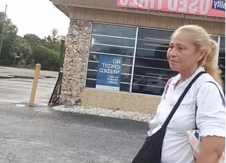 Az autószerelő lefilmezte a nőt, aki a műhelye előtt sétált el minden nap!