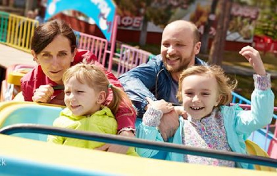 A kétgyerekes családról a vidámparkban egy olyan fotó készült, amitől ledöbbentek