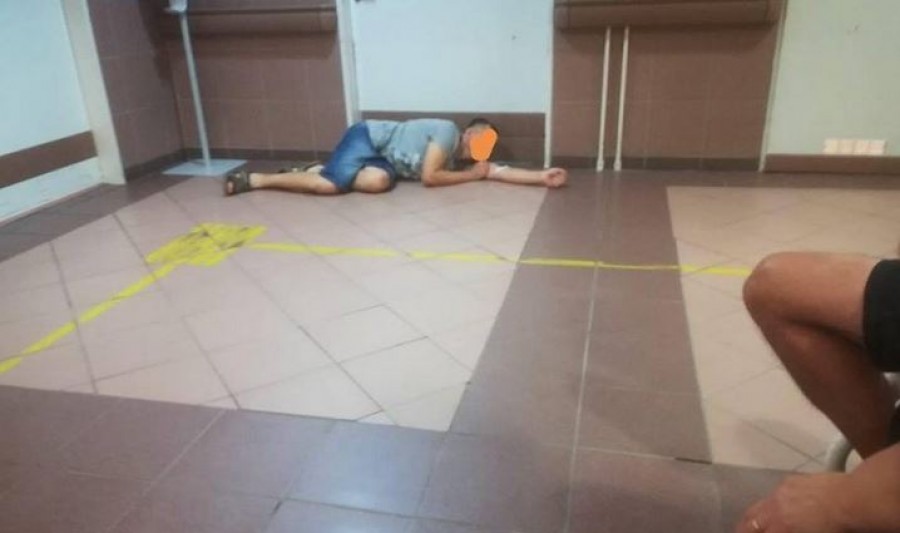 Az elviselhetetlen fájdalmaitól szenvedő beteg férfi, így feküdt le a Debreceni Sürgősségi Ambulancia ajtaja elé, miután könyörgése ellenére sem kapott segítséget.