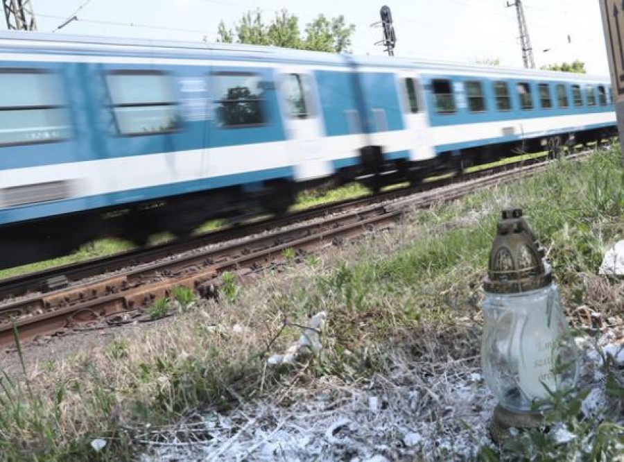 Friss hír: Megszólalt az édesanya, akinek a gyermekével a karján vetette magát vonat elé a nagymama