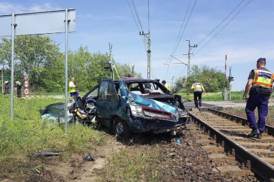 Súlyos vonatbaleset! Vonat ütközött autóval Fejér megyében